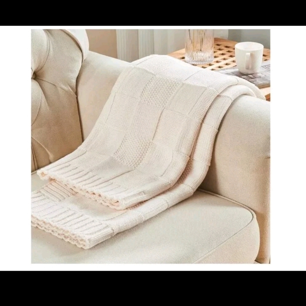 CozeCube Knit White/Cream checkered Throw Blanket "50x60" Factory Sealed Plastic - Picture 3 of 7